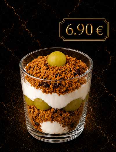 Cremiges Dessert mit Trauben und knusprigem Topping im Glas in der Lion Lounge Bar Offenbach