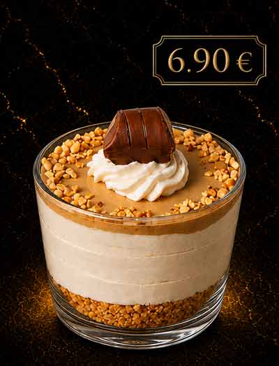 Cremiges Schokoladen-Dessert mit Sahne und Schoko-Praline im Glas in der Lion Lounge Bar Offenbach