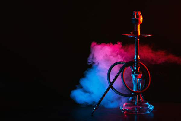 Moderne Shisha mit dichtem Rauch in stimmungsvoller Beleuchtung in der Lion Lounge Offenbach